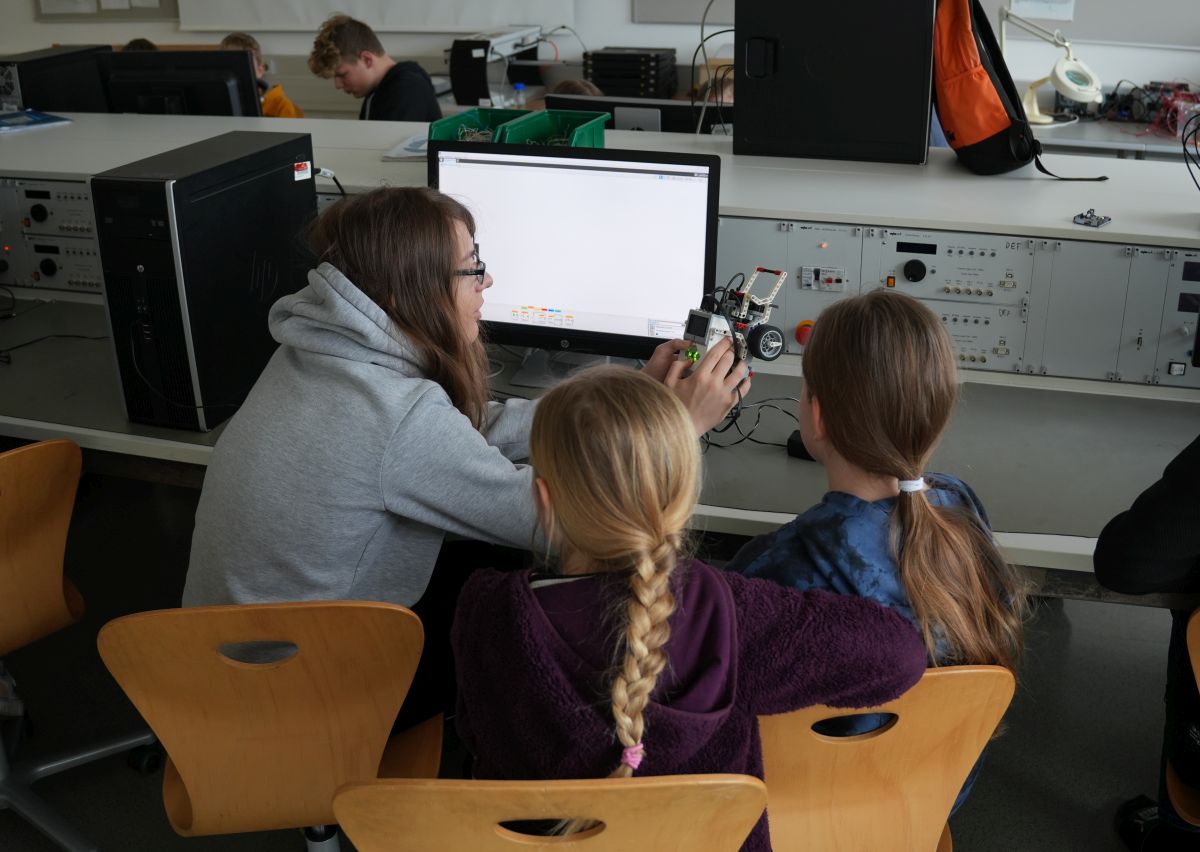 Mädchen programmieren gemeinsam einen Lego-Roboter am PC im Elektroniklabor