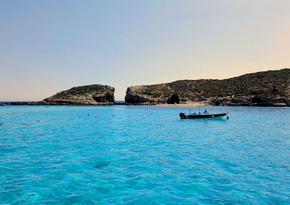 Türkisblaues Wasser der Blauen Lagune auf Comino