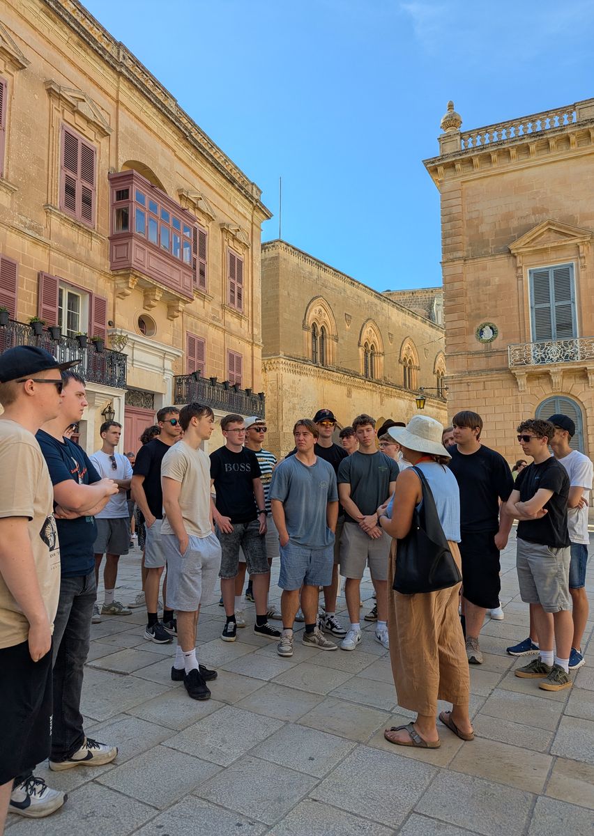 Gruppe bei einer Stadtführung durch die Altstadt von Mdina
