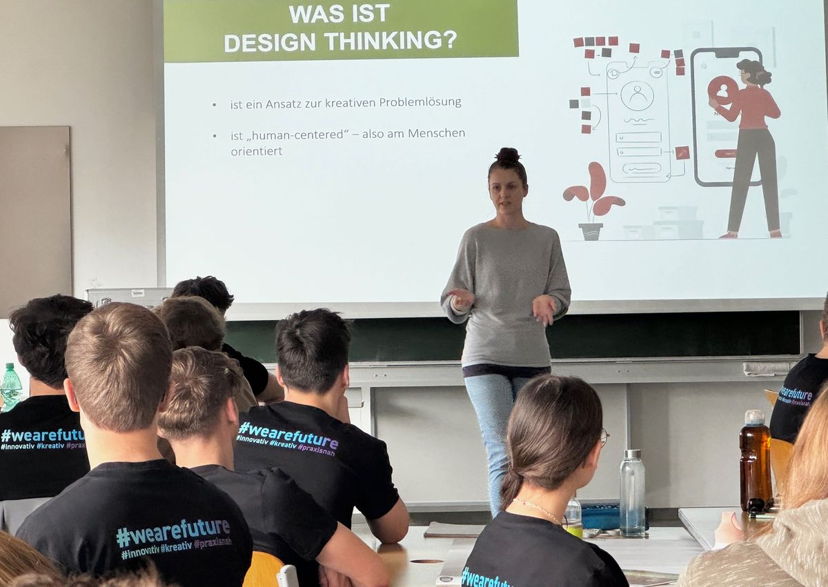 Einführung in Design Thinking vor der Klasse