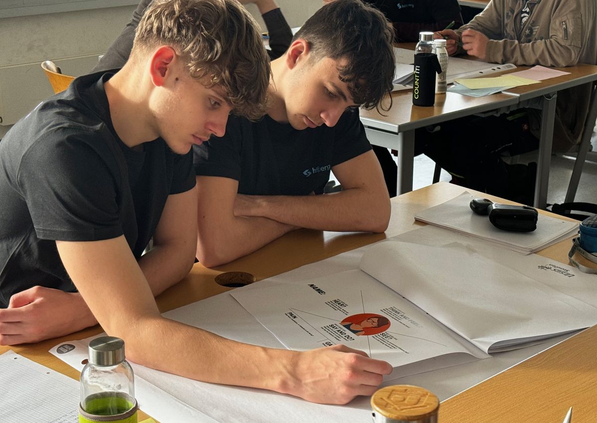 Zwei Schüler arbeiten gemeinsam an einem Design-Thinking-Plakat