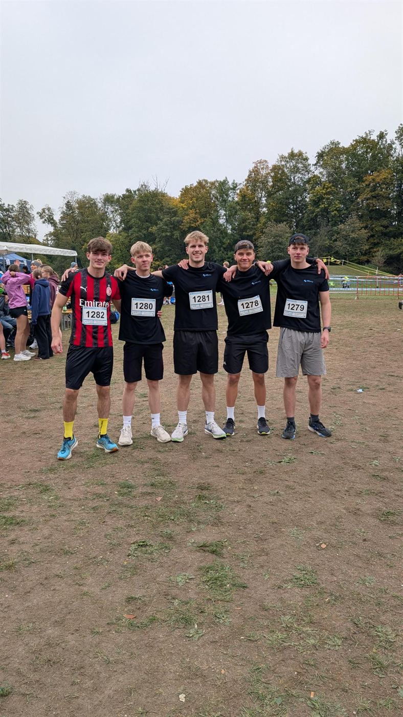 Das Laufteam der HTL Perg mit Startnummern vor dem Rennen
