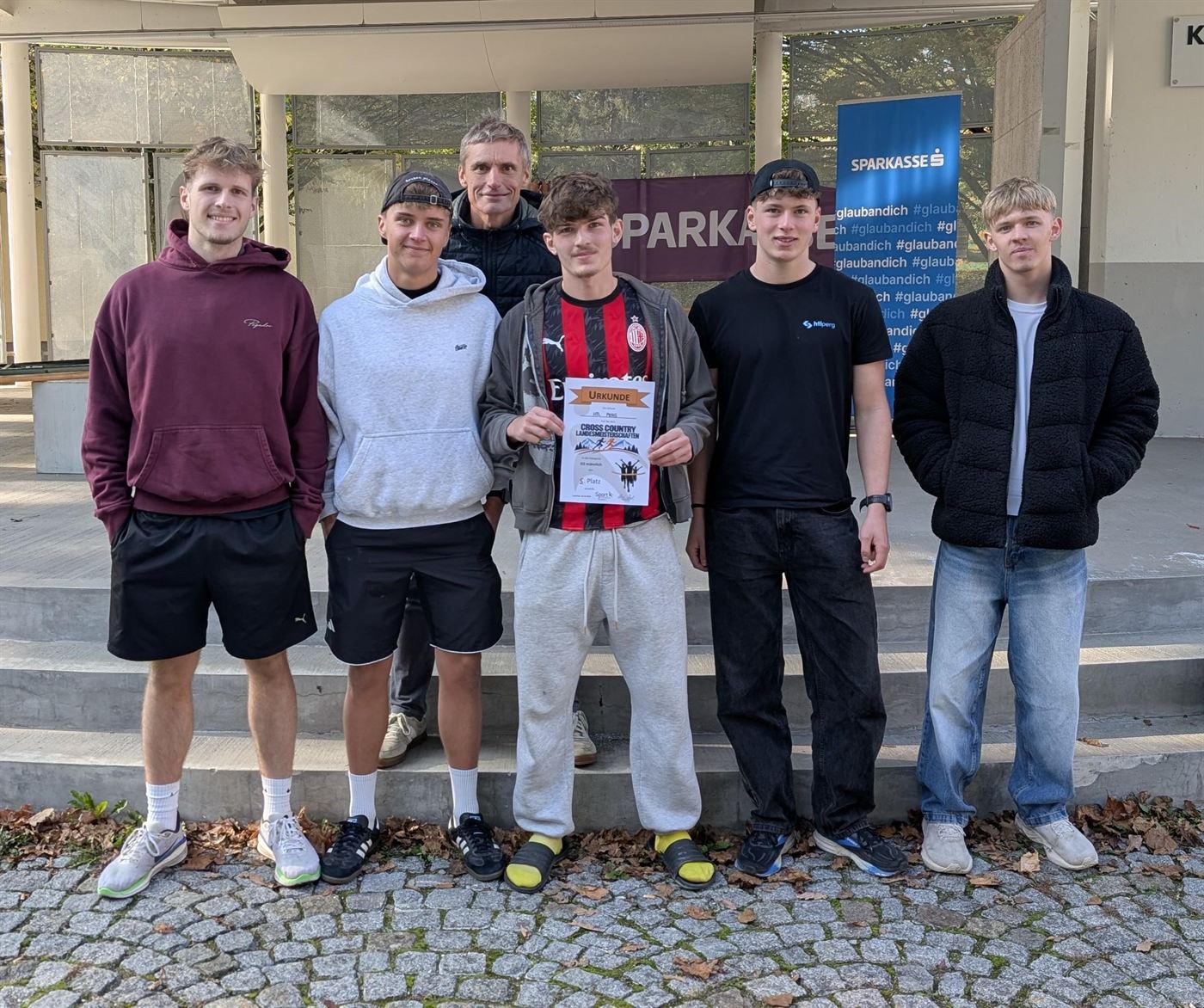 Das Team mit Betreuer und der Urkunde für den 5. Platz